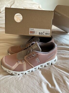 On Cloud 5 Lightweight Running Sneakers in Dusty Rose & White - Women's 9.5